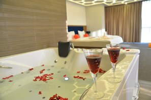 Penthouse Mewah | Minibar, brankas, Wi-Fi gratis, dan seprai linen
