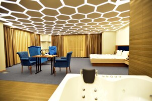 奢华顶层房 | 迷你吧、客房内保险箱、免费 WiFi、床单