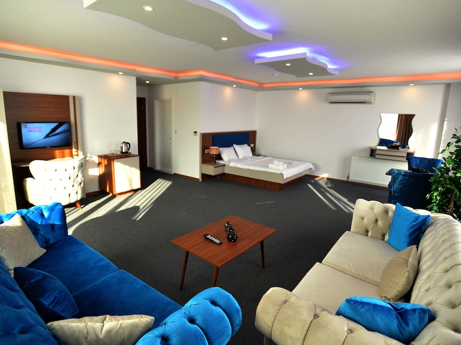 Minibar, caja de seguridad en la habitación, wifi gratis y ropa de cama