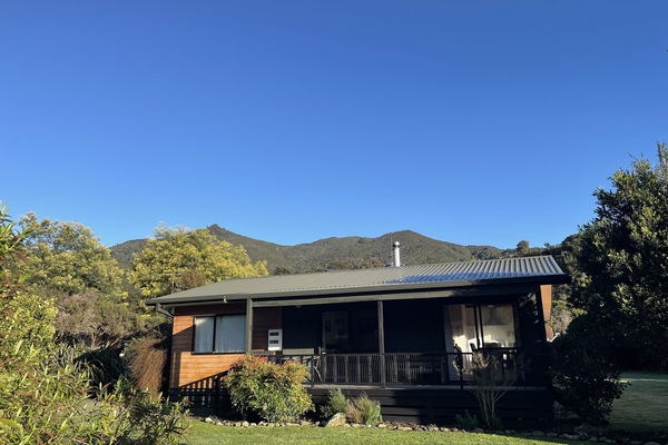 Welcome to Catseye @ Okiwi Bay, a relaxing spot near the sea and boat ramp.