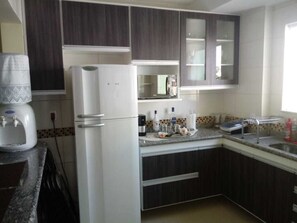 Huoneisto, 2 makuuhuonetta | Yksityinen keittiö | Jääkaappi, mikroaaltouuni, uuni, keittoastiat/astiat/ruokailuvälineet