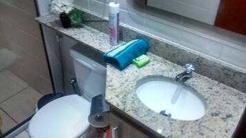 Deluxe Apartment, 3 Bedrooms | Bathroom