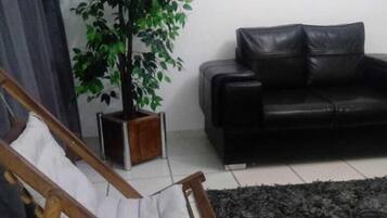 Apartment, 3 Schlafzimmer, Seeblick | Wohnzimmer | Flachbildfernseher