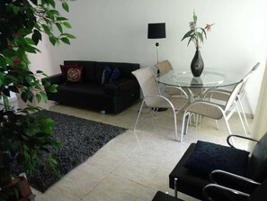 Apartment, 3 Schlafzimmer | Wohnbereich | Flachbildfernseher