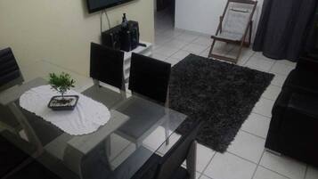 Apartment, 3 Schlafzimmer, Seeblick | Essbereich im Zimmer