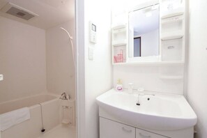 Baignoire et douche séparées
