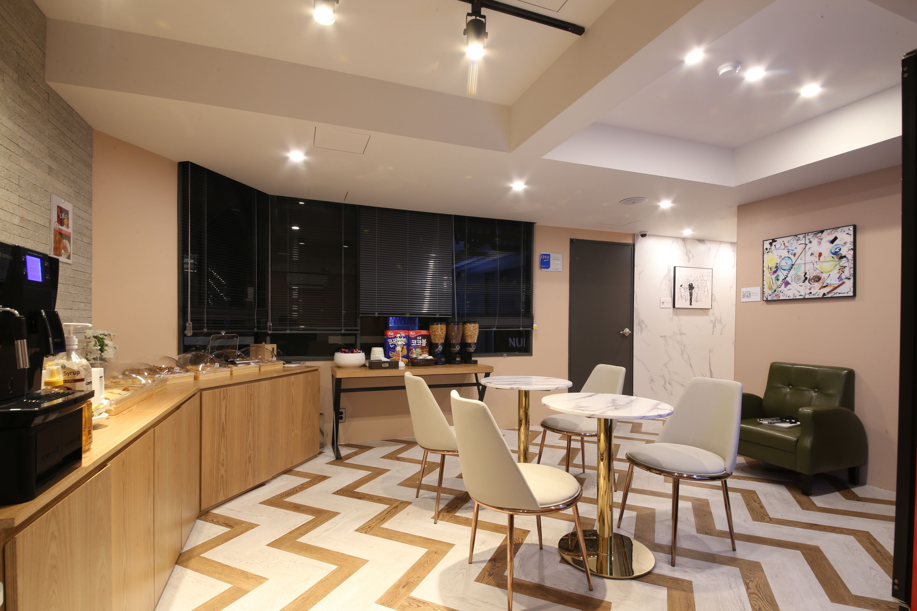 free daily continental breakfast