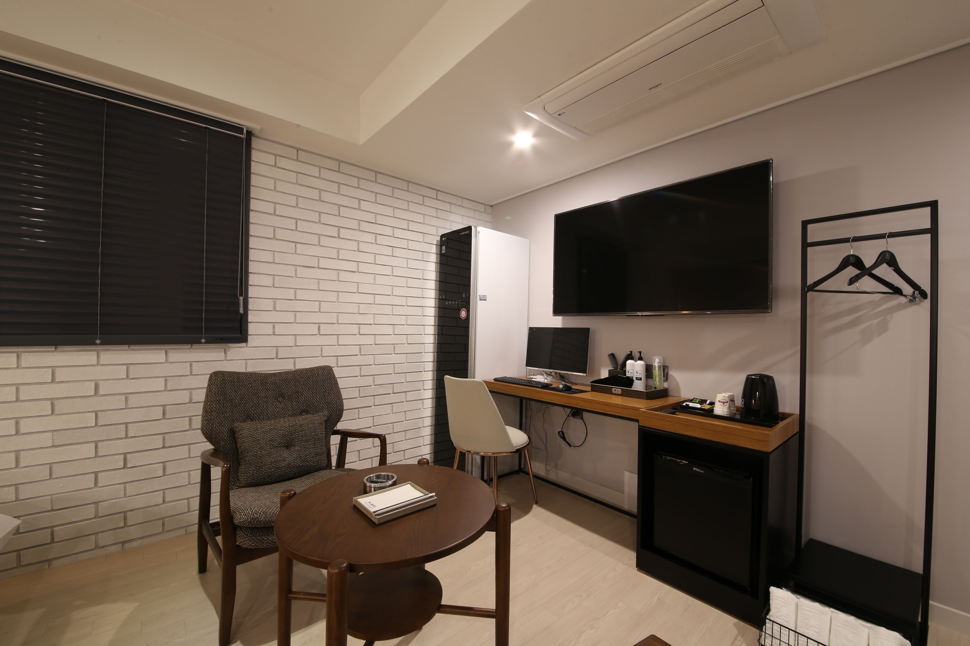 c premium double room | room amenity