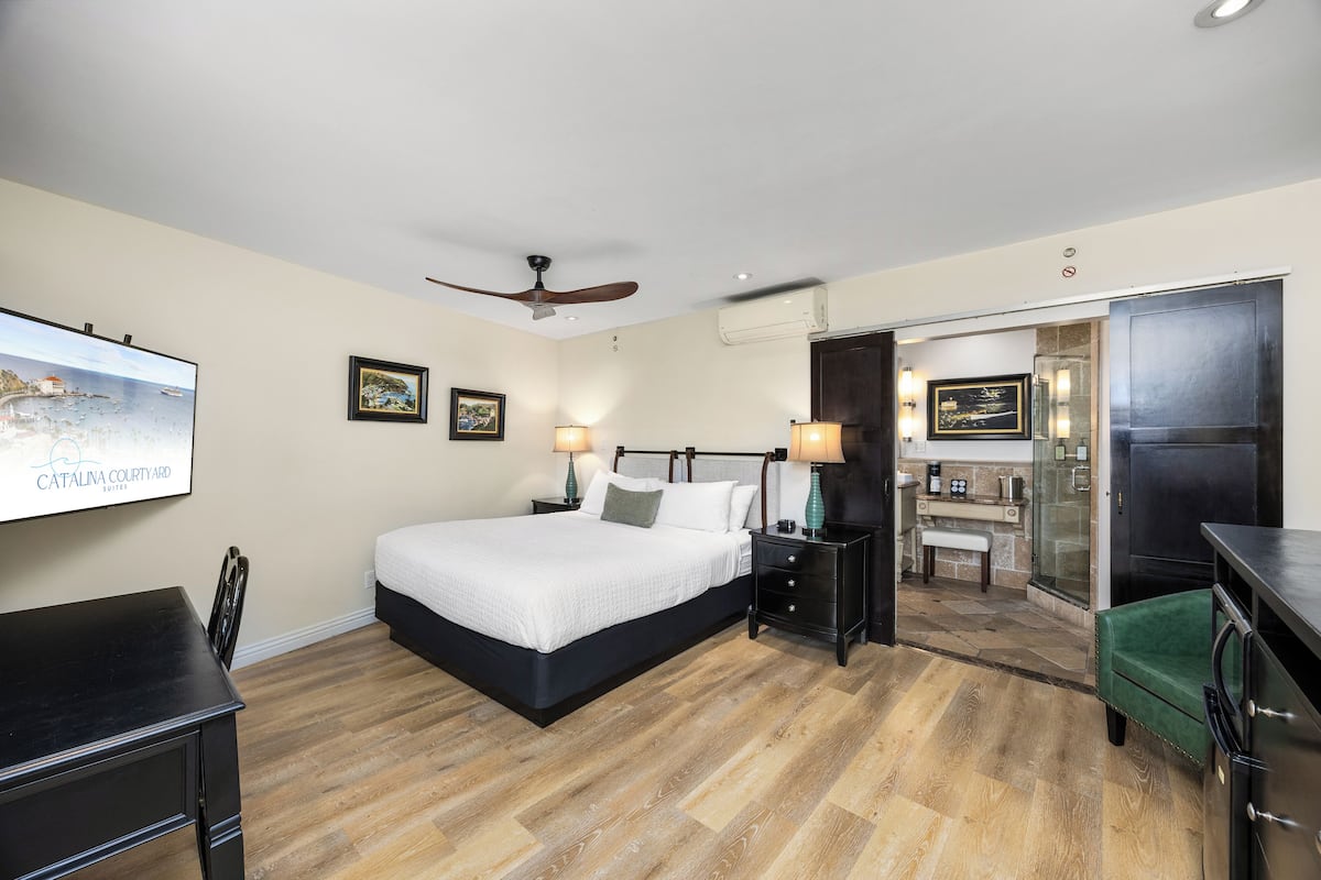 Room, 1 King Bed, Courtyard View