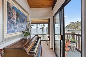 Loftsleilighet – panorama, flere senger, utsikt mot bukt | Utsikt fra balkong