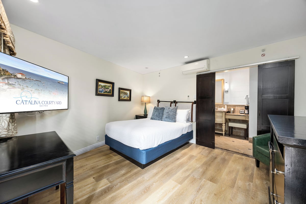 Room, 1 Queen Bed, Courtyard View