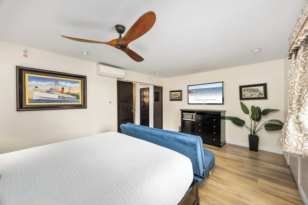 Room, 1 King Bed with Sofa bed, Courtyard View