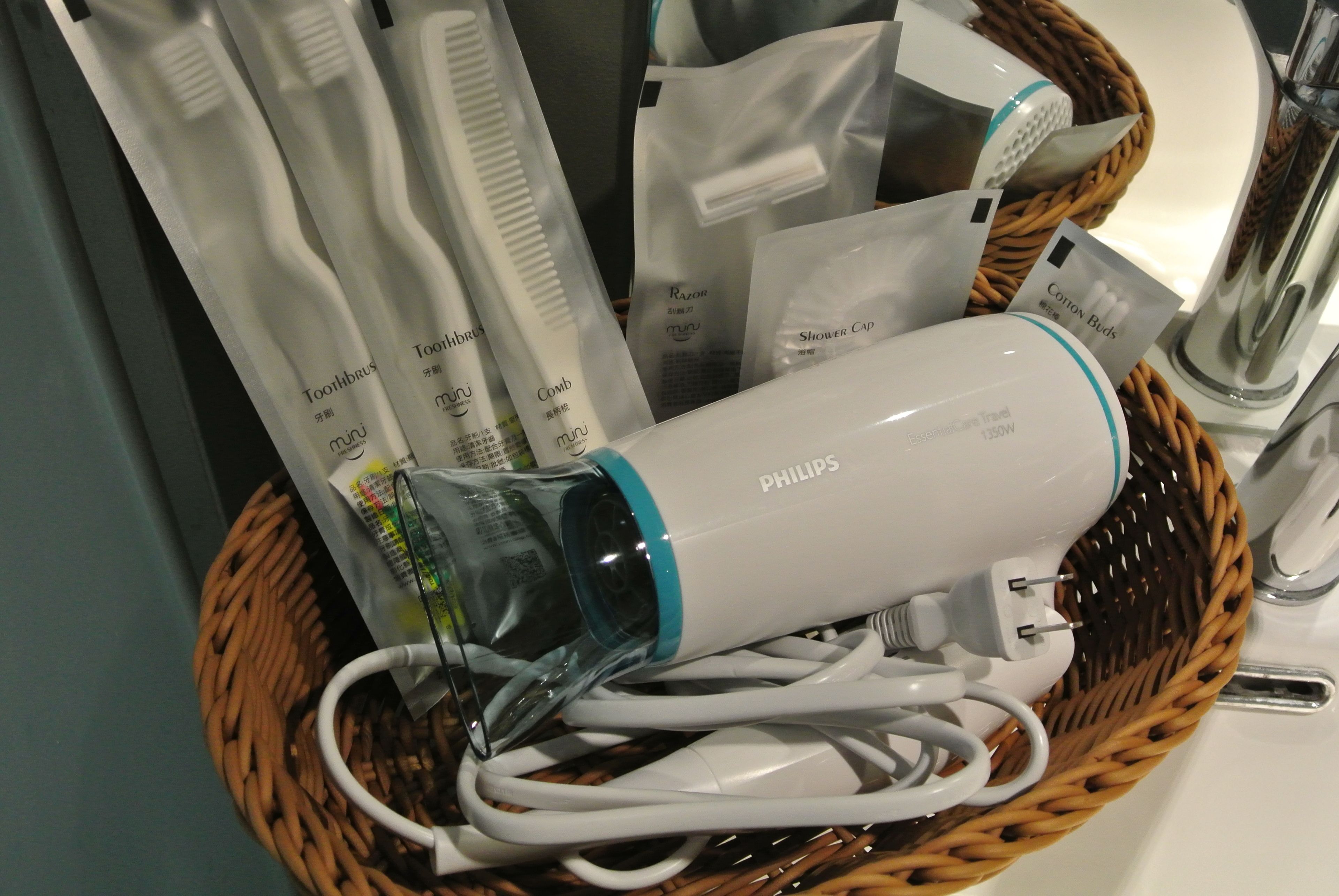 shower, rainfall showerhead, free toiletries, hair dryer