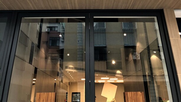 A modern building with a sign that reads "DOUDIAN". - iNN Hotel (Taichung)