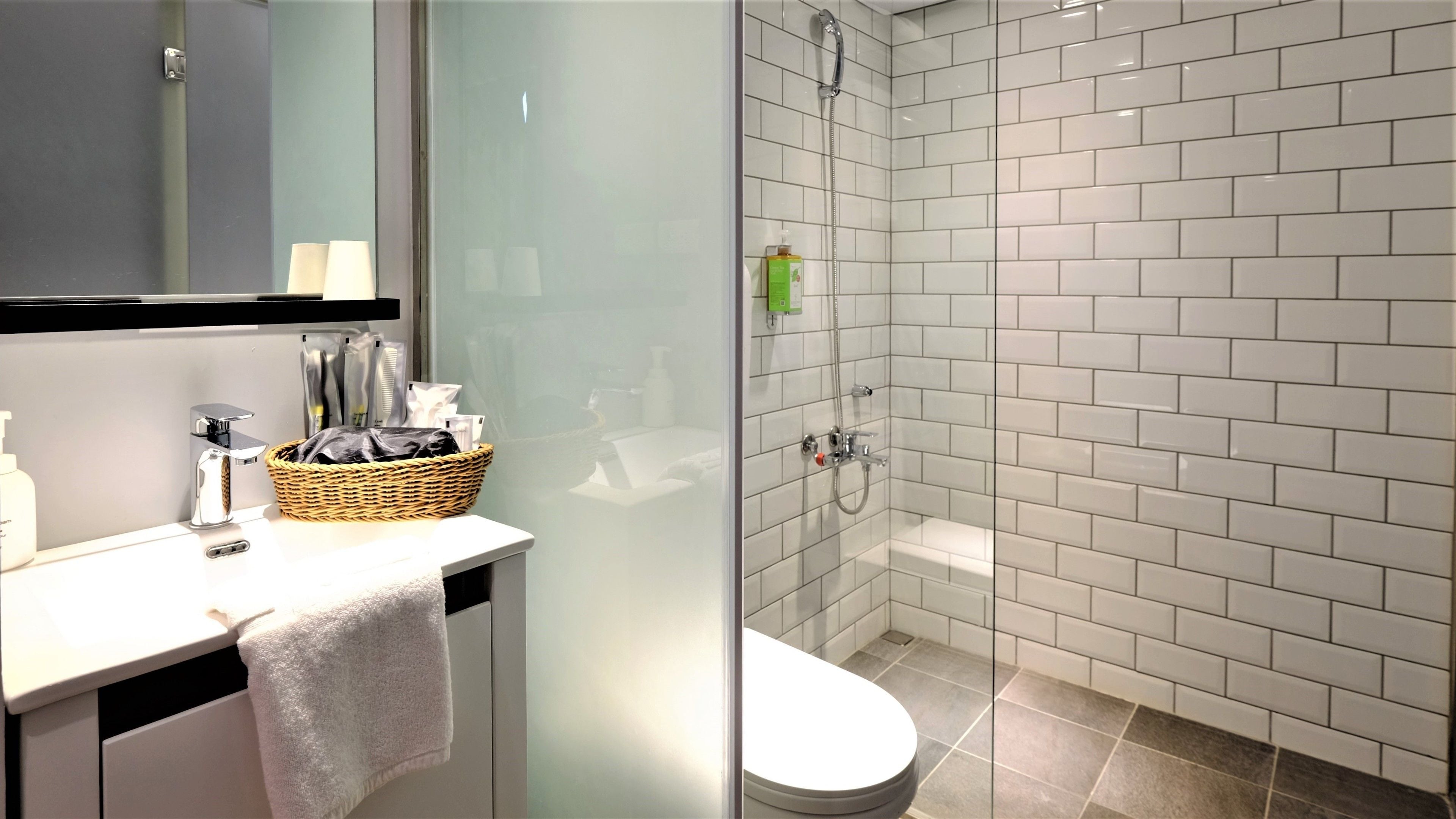 shower, rainfall showerhead, free toiletries, hair dryer