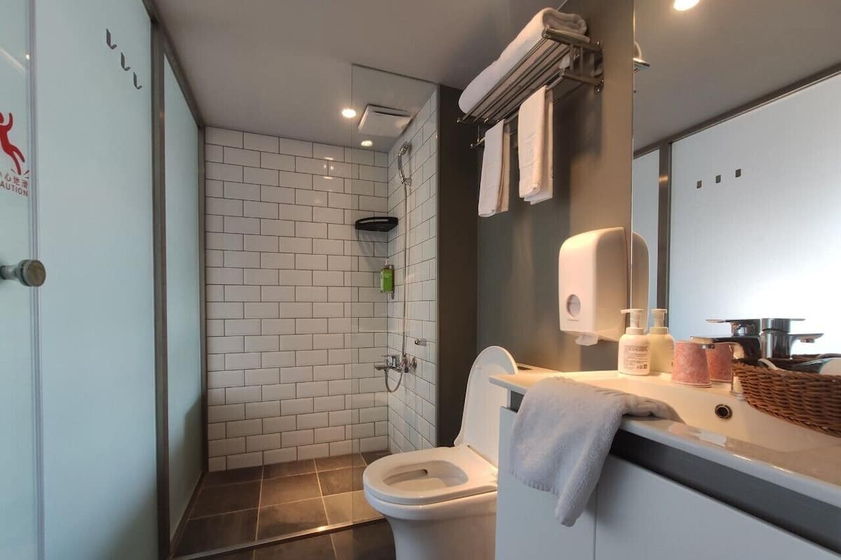 Kamar Double Superior | Kamar mandi | Shower, pancuran hujan, perlengkapan mandi gratis, dan pengering rambut