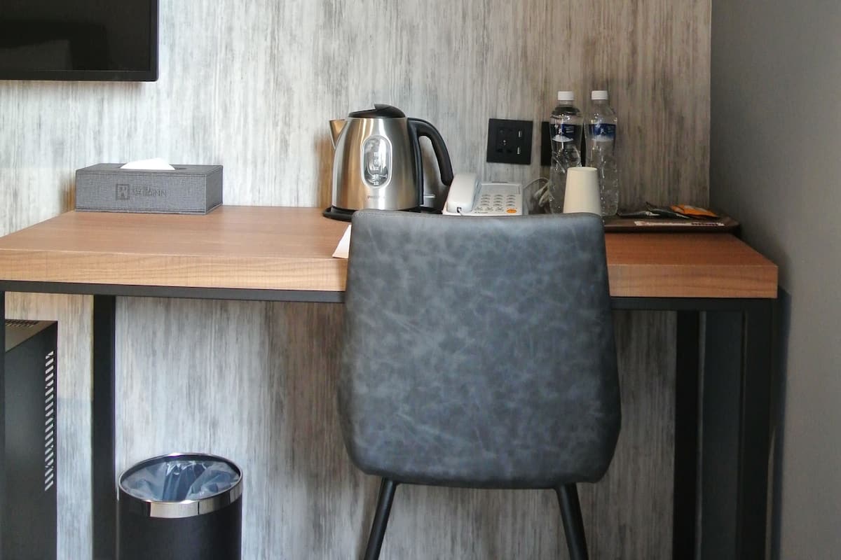 Meja kerja, ruang kerja ramah laptop, dan tirai kedap cahaya