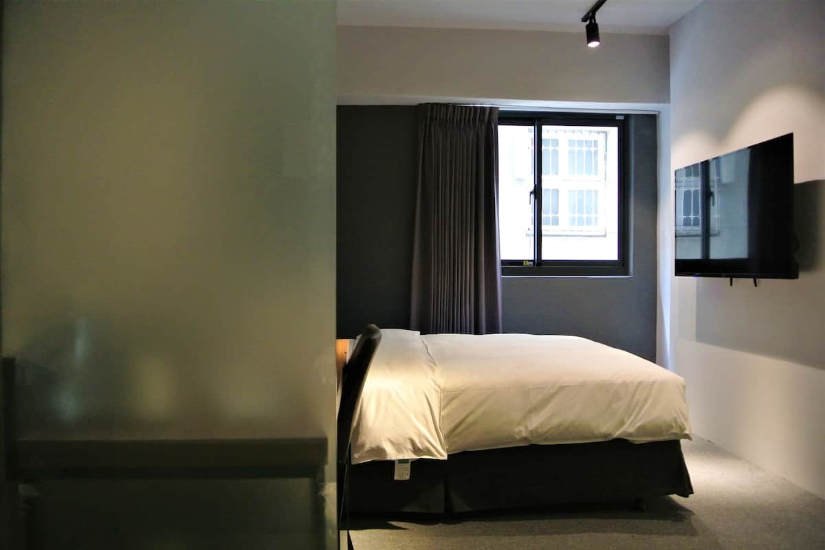 Kamar Double Superior | Meja kerja, ruang kerja ramah laptop, dan tirai kedap cahaya