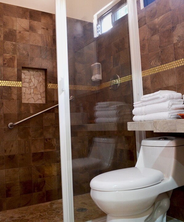 Habitación | Baño | Regadera, regadera tipo lluvia, amenidades de baño gratuitas 
