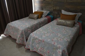 Habitación doble estándar | Ropa de cama de alta calidad y camas con pillow-top 