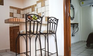 Refrigerador con congelador, microondas y utensilios de cocina 