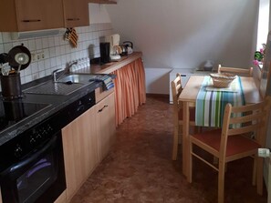 Kühlschrank, Mikrowelle, Ofen, Geschirrspüler
