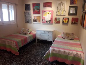 Habitación con 2 camas individuales, 2 camas individuales, baño privado (El negrito) | Escritorio, tabla de planchar con plancha, wifi gratis y ropa de cama 