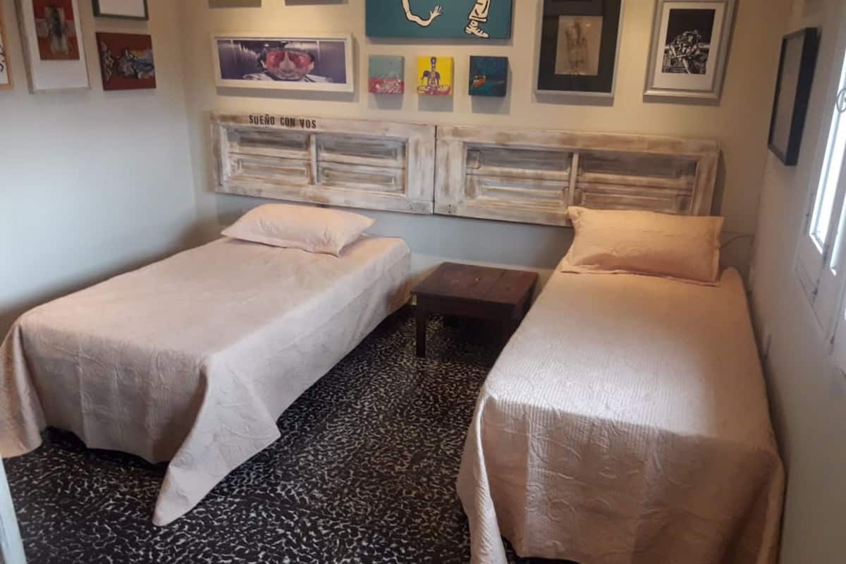 Twin kamer, 2 eenpersoonsbedden, privébadkamer (Niñorco) | Een bureau, een strijkplank/strijkijzer, gratis wifi, beddengoed