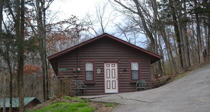 2 Bedroom Romantic Hideaway - Minutes from Everything - Pet Friendly - Relax