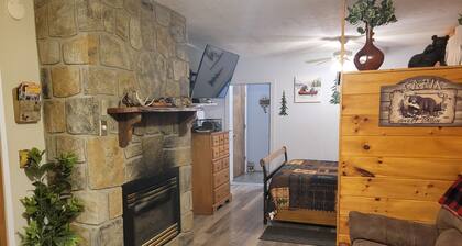 UUSI 2 makuuhuoneen romanttinen piilopaikka - Lemmikkiystävällinen - minuutin päässä kaikesta!