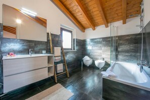 Ensemble douche/baignoire, sèche-cheveux, bidet, serviettes fournies
