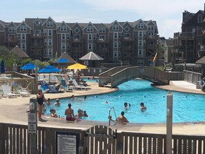 Alberca techada y alberca al aire libre