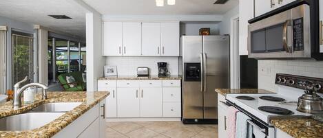 Jääkaappi, mikroaaltouuni, uuni, liesi