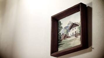 Un cuadro enmarco de un paisaje montañoso en una pared lisa.
