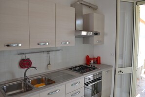 Kühlschrank, Ofen, Herdplatte, Wasserkocher mit Kaffee-/Teezubehör