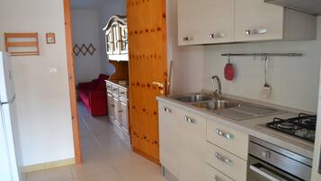 Kylskåp, ugn, spishäll och kaffe- och tebryggare