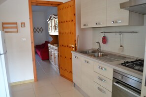 Refrigerador, horno, placa de cocina, cafetera/tetera