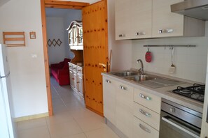 Refrigerador, horno, parrilla de estufa y cafetera y tetera 