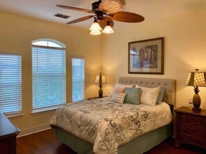 2 soverom, safe på rommet, strykejern/-brett og wi-fi (inkludert)