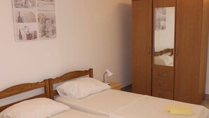 A bedroom with two single beds, a wooden wardrobe, and a wall-mounted mirror. - Apartment in Preko with Terrace, Air condition, WIFI, Washing machine (4568-1) (Preko)