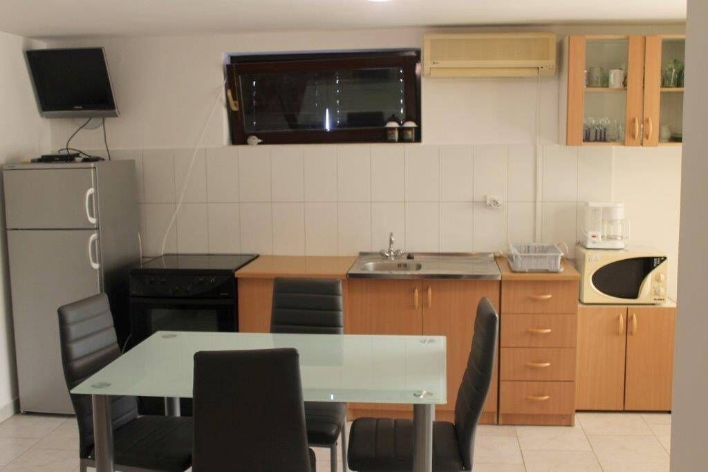 Fridge, microwave, oven, coffee/tea maker