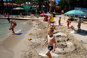 Beach - Apartment in Preko with Terrace, Air condition, WIFI, Washing machine (4568-1) (Preko)