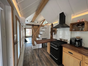 Cabaña | Cocina privada | Microondas, cafetera o tetera y papel de cocina