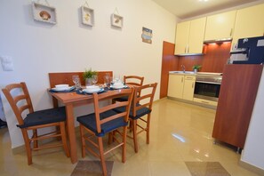 Apartment, 2 Schlafzimmer | Eigene Küche | Kühlschrank, Mikrowelle, Ofen, Herdplatte