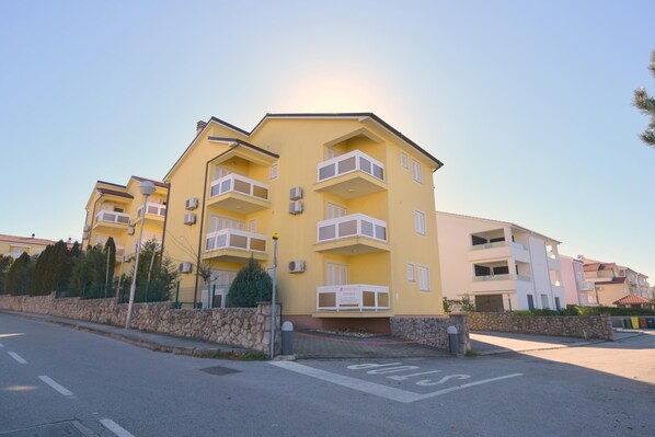 ด้านหน้าที่พัก