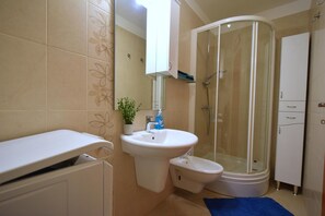 Apartment, 2 Schlafzimmer | Badezimmer | Dusche, Haartrockner, Bidet, Handtücher