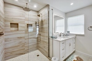Badewanne, Haartrockner, Handtücher