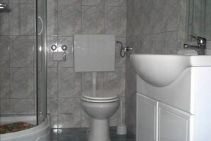 A bathroom with a toilet, sink, and shower. - Apartment in Preko with Terrace, Air condition, WIFI, Washing machine (4568-5) (Preko)