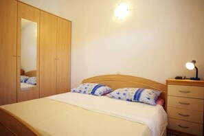 1 bedroom, in-room safe, iron/ironing board, free WiFi - Apartment in Preko with Terrace, Air condition, WIFI, Washing machine (4568-5) (Preko)