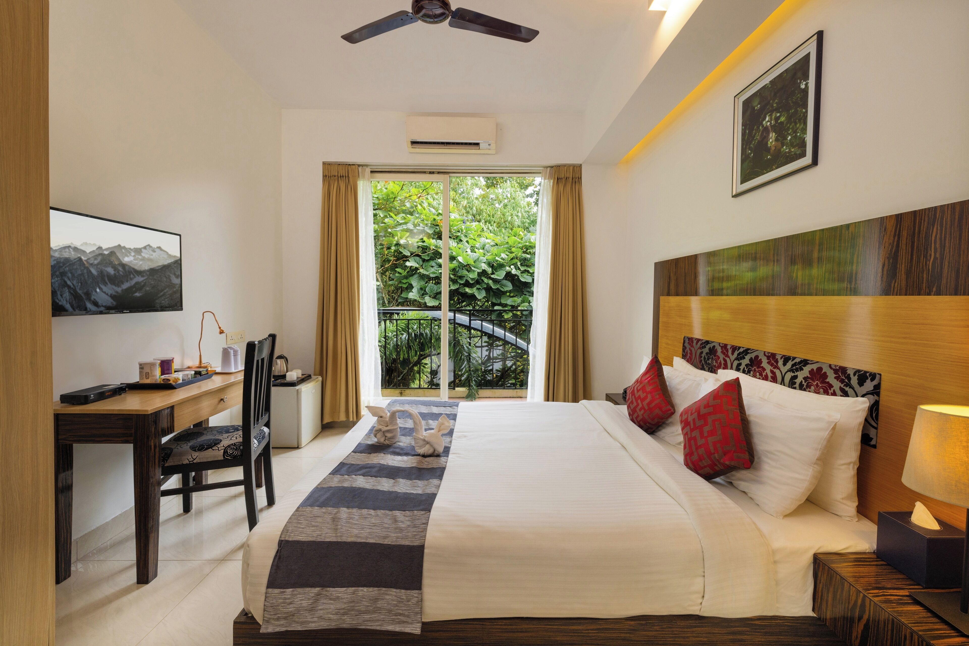 Premium bedding, minibar, desk, soundproofing